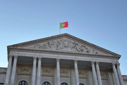 Portugal aprova nova lei que endurece regras para imigrantes, inclusive brasileiros