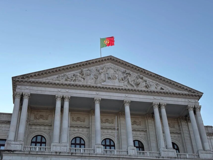 Portugal aprova nova lei que endurece regras para imigrantes, inclusive brasileiros