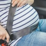 Profissionais de saúde destacam a importância da atenção ao dirigir durante a gravidez e o pós-parto.