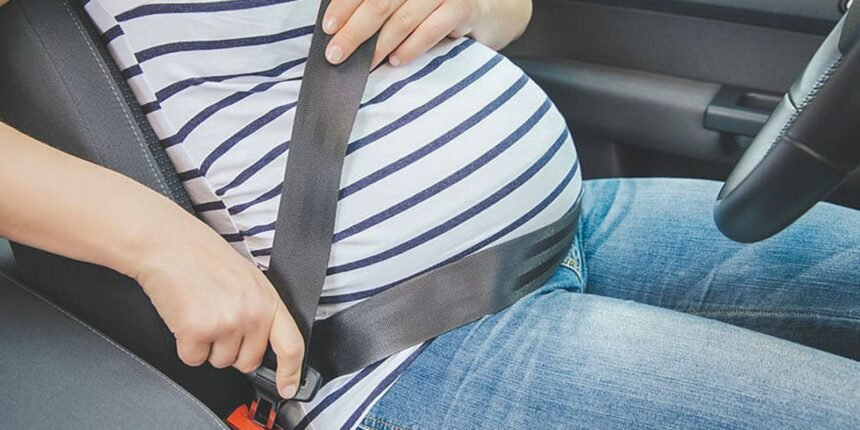 Profissionais de saúde destacam a importância da atenção ao dirigir durante a gravidez e o pós-parto.