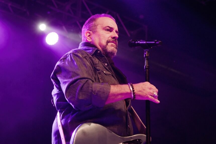 Raul Malo, vocalista dos Mavericks, fornece atualizações sobre sua luta contra o câncer.