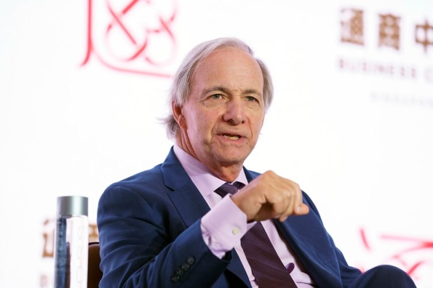 Ray Dalio alerta sobre o perigo na ordem monetária dos EUA devido ao crescimento da dívida