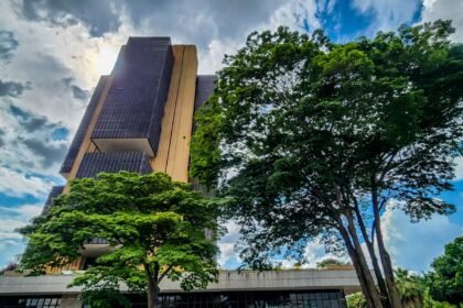 Registro da reunião do Copom sugere que a Selic permanecerá em 15% “por tempo consideravelmente longo”
