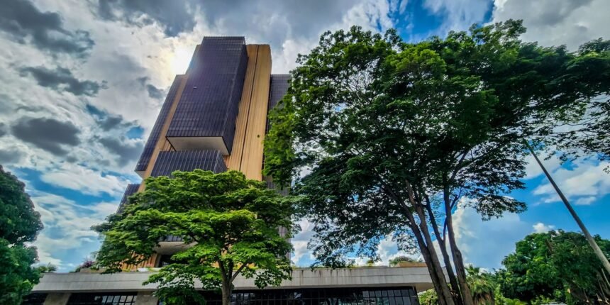 Registro da reunião do Copom sugere que a Selic permanecerá em 15% “por tempo consideravelmente longo”
