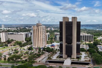 Relatório Focus indica redução nas previsões para IPCA e Selic em 2026