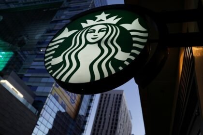 Starbucks encerrará operações em centenas de lojas e dispensará 900 trabalhadores nos EUA e Canadá