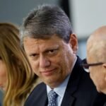 Tarcísio solicita permissão para visitar Bolsonaro e retoma negociações pela anistia.