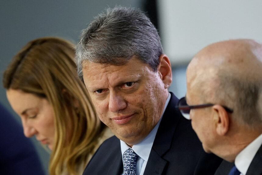 Tarcísio solicita permissão para visitar Bolsonaro e retoma negociações pela anistia.