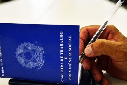 Taxa de desemprego cai para 5,6%, menor índice registrado desde 2012, segundo IBGE