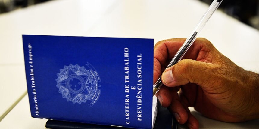 Taxa de desemprego cai para 5,6%, menor índice registrado desde 2012, segundo IBGE