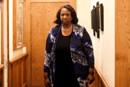 Tribunal dos EUA bloqueia Trump de dispensar Lisa Cook antes da sessão do Fed