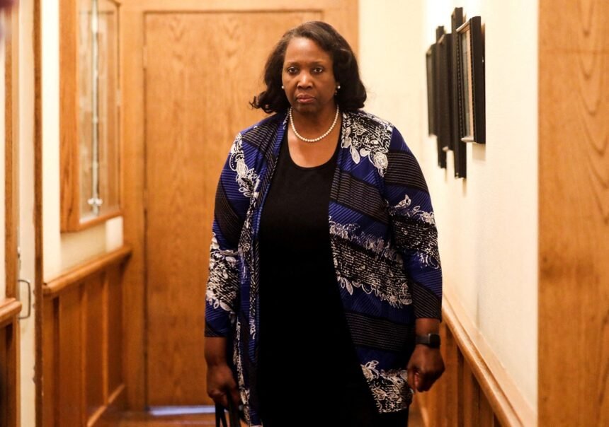 Tribunal dos EUA bloqueia Trump de dispensar Lisa Cook antes da sessão do Fed