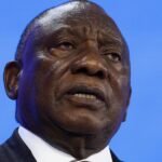 Trio é levado a julgamento por furtar milhões ocultos no sofá do presidente sul-africano.