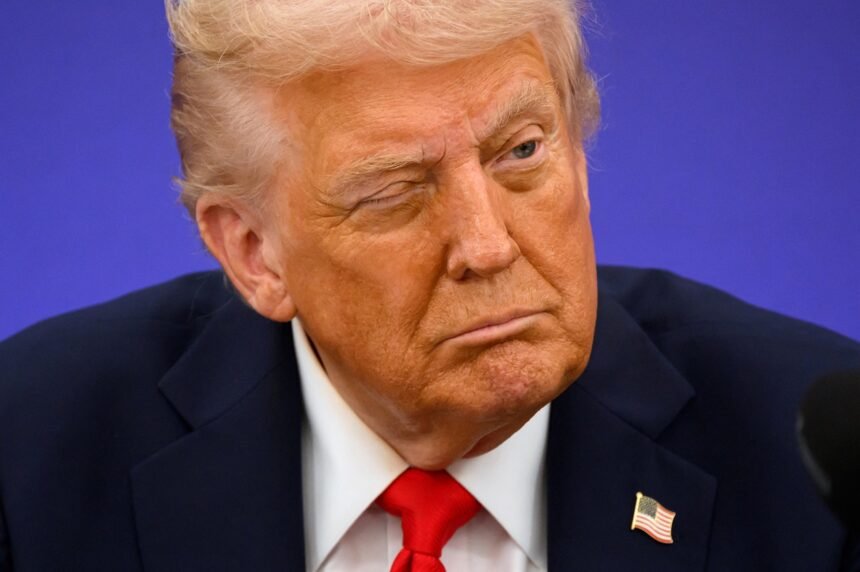 Trump afirma que canais de TV deveriam ter suas licenças revogadas por críticas feitas a ele