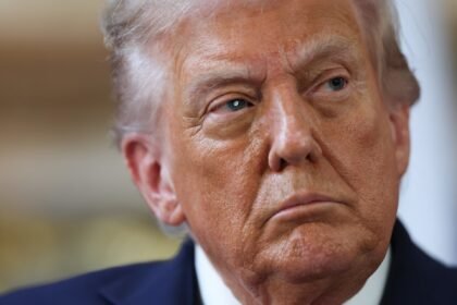 Trump declara desprezo por seus adversários e responsabiliza a esquerda pela violência.