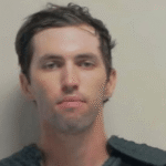 Tyler Robinson é oficialmente denunciado por homicídio qualificado.