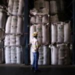 Valores do café em Nova York chegam perto de máxima histórica devido a tarifas e condições climáticas no Brasil