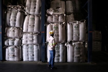 Valores do café em Nova York chegam perto de máxima histórica devido a tarifas e condições climáticas no Brasil