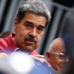 Venezuela conduz treinamentos militares no Caribe em resposta à presença de navios americanos.