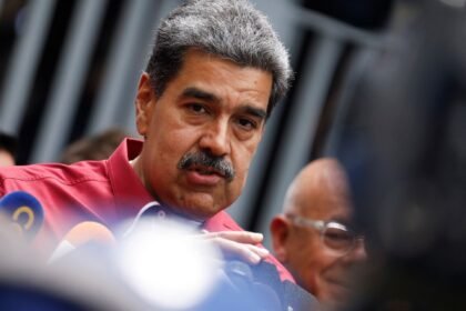 Venezuela conduz treinamentos militares no Caribe em resposta à presença de navios americanos.