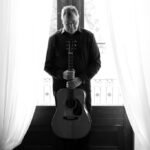 Vince Gill atinge o topo das paradas country e planeja pausa na carreira.