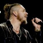 Brandon Lake e Chris Tomlin lideram culto no Memorial de Charlie Kirk