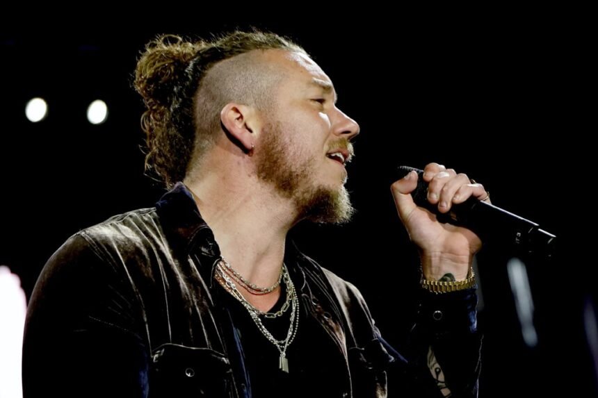 Brandon Lake e Chris Tomlin lideram culto no Memorial de Charlie Kirk