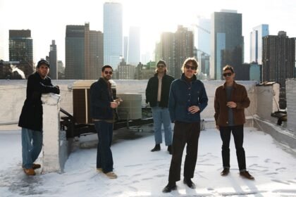 Caamp lidera Airplay Alternativo Adulto com ‘Erros’