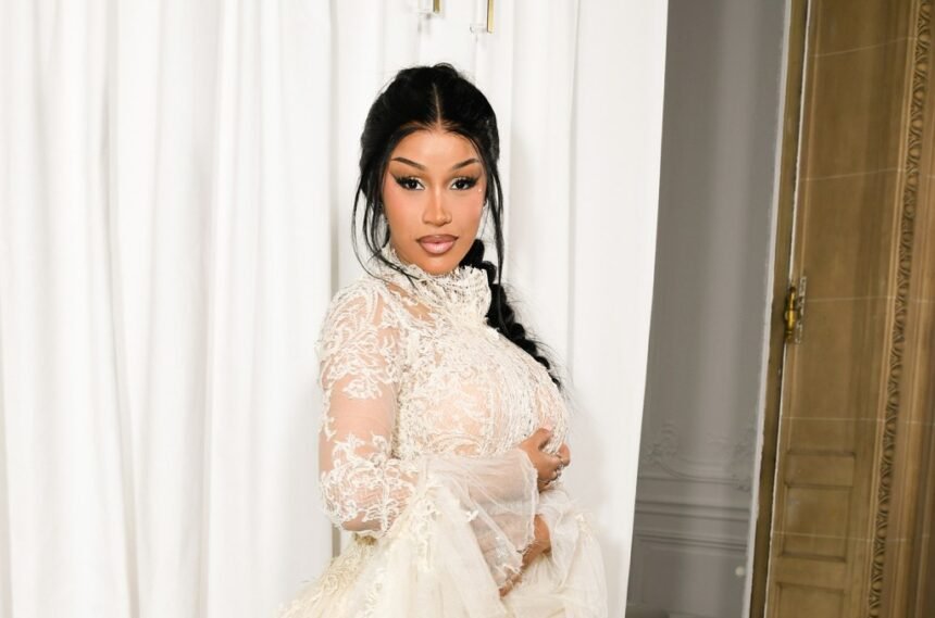 Cardi B reage a Young Thug e adia lançamento de novo álbum.