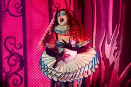 Chappell Roan celebra sucesso após ano desafiador em show pop-up em Nova York