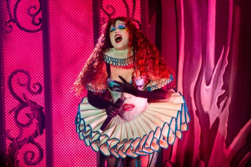 Chappell Roan celebra sucesso após ano desafiador em show pop-up em Nova York