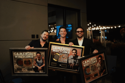 Cameron Whitcomb fecha contrato com novo gerente e recebe propostas de outros artistas.
