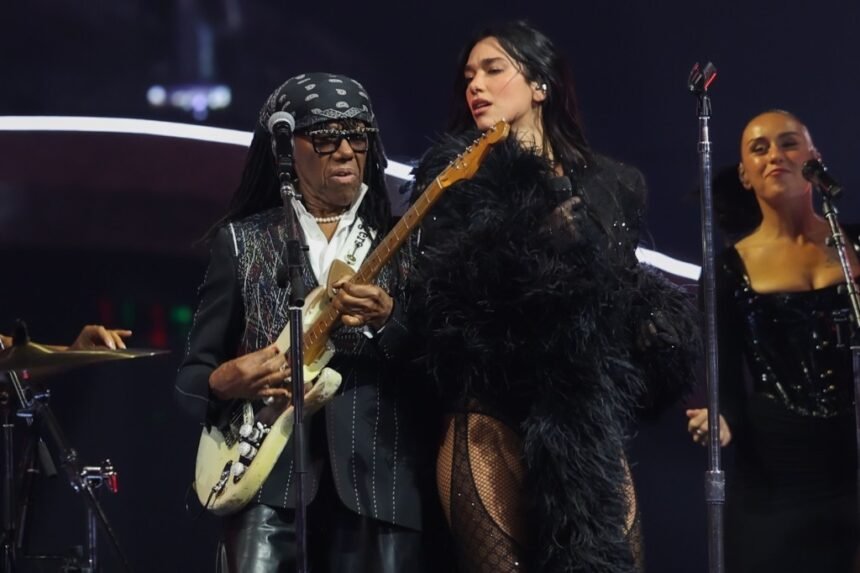 Dua Lipa e Nile Rodgers apresentam ‘Le Freak’ da banda Chic em show no Madison Square Garden, Nova York