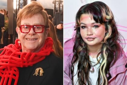 Elton John presenteia Lola Young com chaves de sua casa após aposta perdida em vídeo.