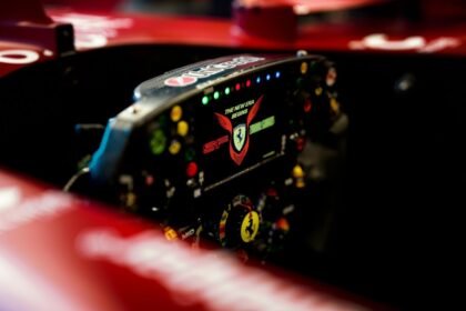 F1: Ferrari Presenteia Papa com Volante de Leclerc e Miniatura Exclusiva