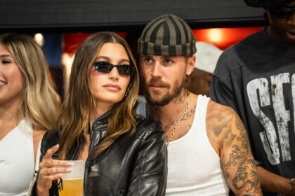 Justin e Hailey Bieber são flagrado em momentos de carinho durante o Coachella Valley.