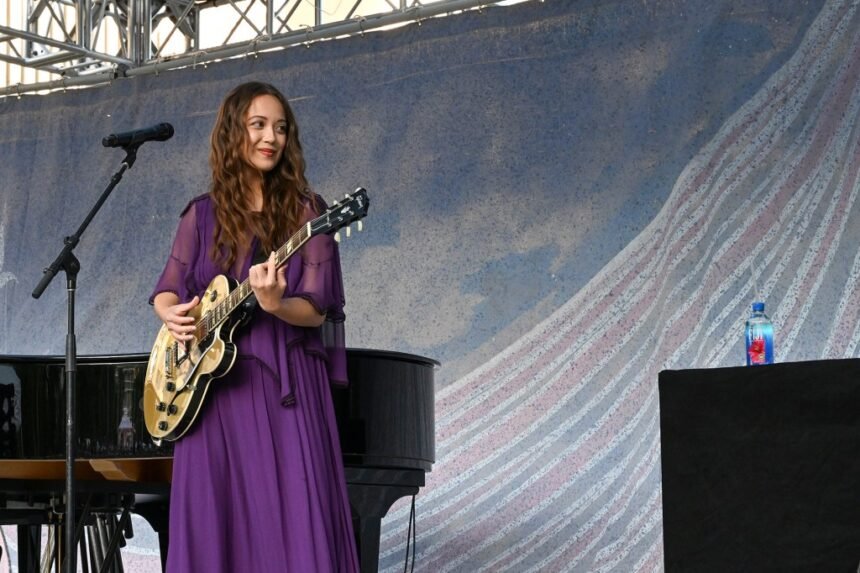 Laufey se apresenta na abertura da arena Crypto.com, em Los Angeles: os melhores momentos do show