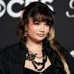 Lola Young sofre queda durante apresentação no festival Go em Nova York