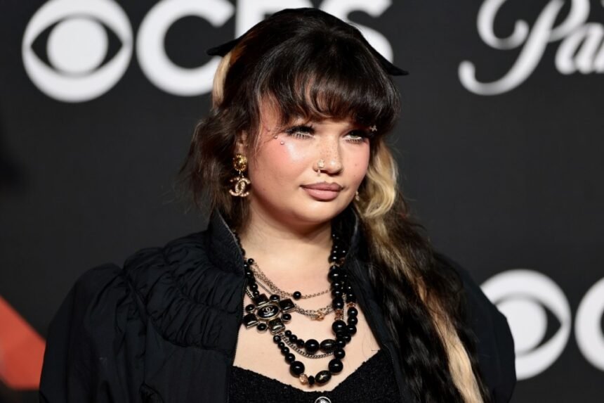 Lola Young sofre queda durante apresentação no festival Go em Nova York