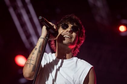 Louis Tomlinson lança nova música com temática atrevida e envolvente.