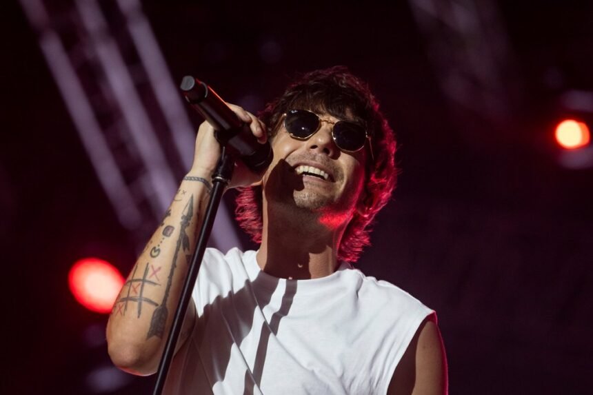 Louis Tomlinson lança nova música com temática atrevida e envolvente.