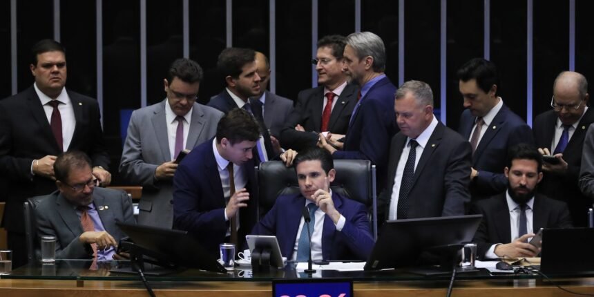 PEC da Blindagem Aprovada: Deputados Dificultam Processos Contra Parlamentares
