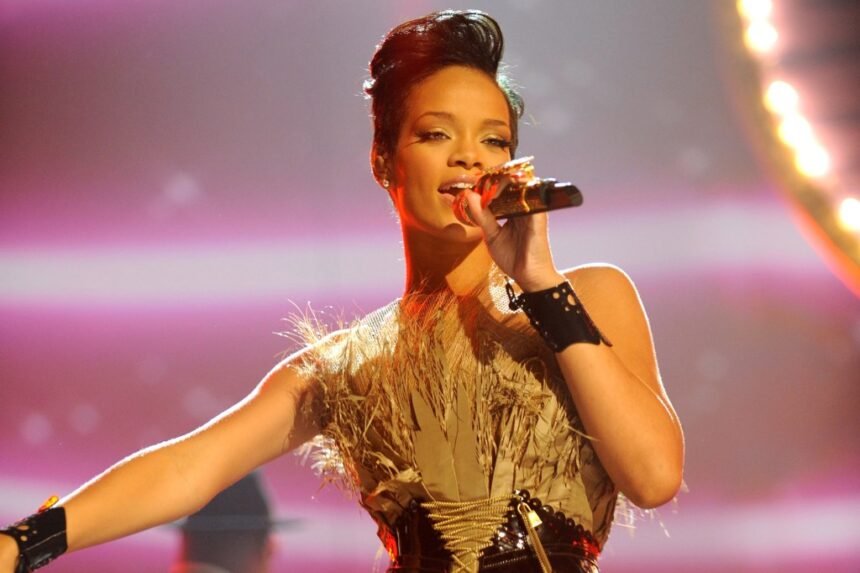 Rihanna faz estreia de “Breakin'” no Hot 100 da Billboard.