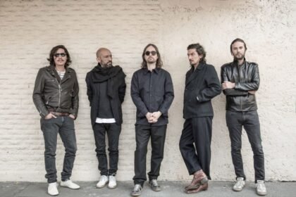 Zoé anuncia retorno aos palcos com shows ao vivo e lançamento de nova música.