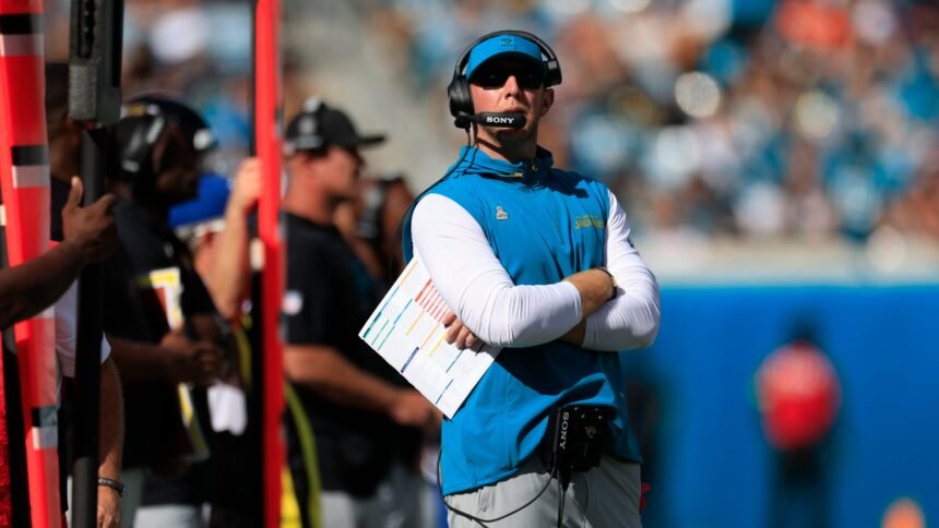 Jaguars: Novo Técnico Brilha Após Mentoria com Mestre do Rams