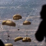 A vida diária entre a escassez e os destroços