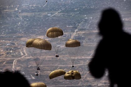 A vida diária entre a escassez e os destroços