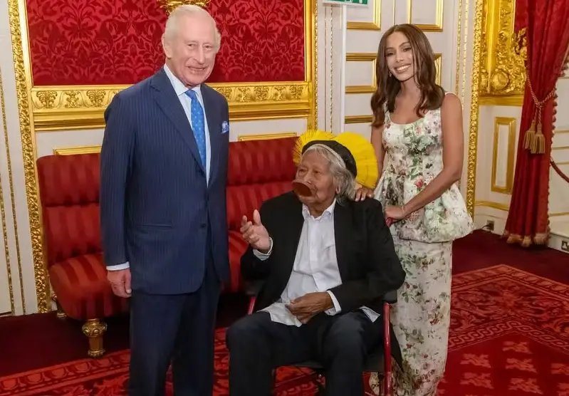 Anitta e Cacique Raoni são recebidos pelo rei Charles III na Inglaterra