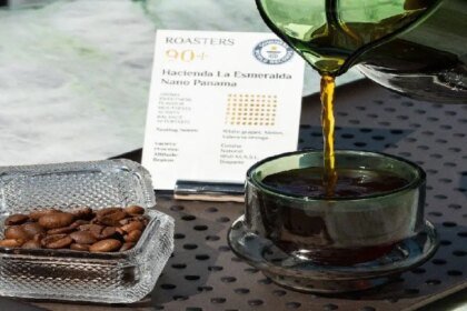 Aqui está uma versão reescrita do título:

“Café mais caro do mundo: preço de uma xícara alcança R$ 3.600; lote de 20kg vendido por R$ 3,3 milhões”