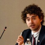 Aqui estão algumas variações para o título:

1. Quem é o proprietário do site de apostas que se tornou o bilionário mais jovem sem herança?
2. Quem fundou o site de apostas e virou o bilionário mais jovem sem fortuna herdada?
3. Conheça o dono do site de apostas que virou bilionário jovem sem receber herança.
4. Bilionário mais jovem sem herança: quem é o dono do site de apostas?
5. Quem é o bilionário mais jovem e fundador de site de apostas sem legado familiar?